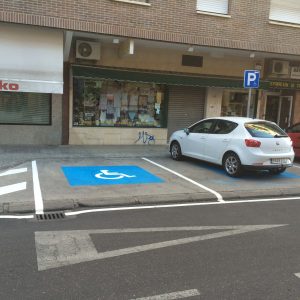 l Ayuntamiento crea nuevas plazas de aparcamiento para personas con discapacidad y sigue mejorando la accesibilidad en Santa Bárbara