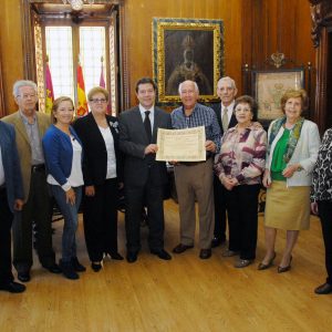 a Asociación de Pensionistas y Tercera Edad de Toledo reconoce la labor del alcalde con el título de socio de honor