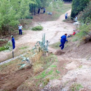 rabajadores del Plan de Empleo Municipal realizan tareas de limpieza y acondicionamiento  de la zona del Baño de la Cava