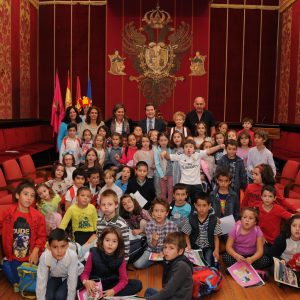 edio centenar de niños han participado en el Ayuntamiento en  la presentación de un libro de cuentos de García Valero