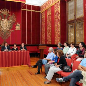 l alcalde recibe a los profesionales socio-sanitarios que estudian en Toledo las malformaciones congénitas