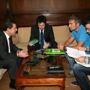 l alcalde recibe a los responsables nacional y regional de la Asociación de Agentes Forestales y Medioambientales