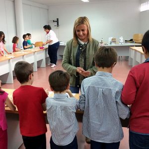 na veintena de niños toledanos participan en el taller de cocina infantil gratuito celebrado en el Polígono
