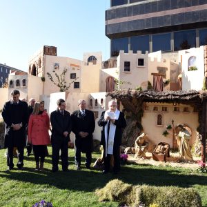 l alcalde de Toledo participa en la inauguración del tradicional belén de Caja Rural Castilla-La Mancha