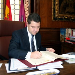 l alcalde firma el convenio definitivo para el arreglo del colector del Arroyo del Aserradero