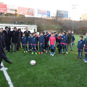 l campo de fútbol anexo al Salto del Caballo mejora sus prestaciones para los toledanos tras la renovación del césped