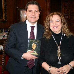 l alcalde se interesa por la obra literaria de la escritora toledana Carmen Navas