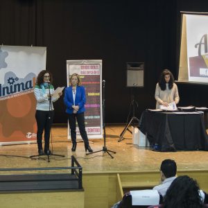 aavedra entrega los certificados de formación a los participantes en un programa de inserción laboral del PLIS