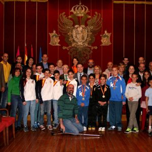 l alcalde recibe a promesas del deporte toledano que han logrado los campeonatos nacionales de Socorrismo y Fútbol Sala