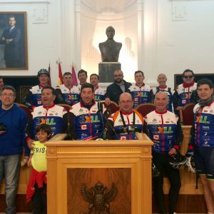 os miembros del Club Cicloturista 3XLL-Pedalacos visitan Toledo en su recorrido a Santiago de Compostela