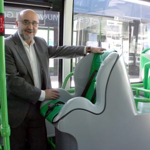 oledo cuenta desde hoy con 6 nuevos autobuses que integran mejoras como silla porta bebés y cargadores para móvil