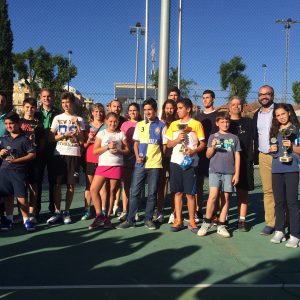 os centenares de tenistas toledanos disfrutan del XIX Día de la Raqueta en la Escuela de Gimnasia