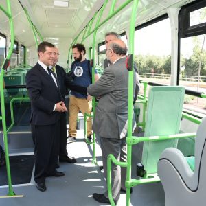 l alcalde presenta 6 nuevos autobuses para Toledo, incluidos en su estrategia de “revolucionar los servicios públicos”