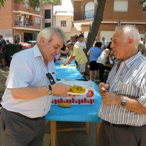 érez del Pino participa en la tradicional paella popular de las fiestas de Azucaica