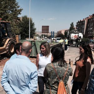 os operarios municipales trabajan en la reparación de la rotura de la tubería de agua producida esta mañana en la calle Estenilla