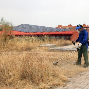 rabajadores del Ayuntamiento realizan labores de desbroce para sanear varias zonas de Santa María de Benquerencia