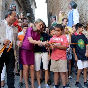 a alcaldesa de Toledo inaugura las Fiestas de Agosto 2015 con un acto con niños de AFANNES en la plaza del Ayuntamiento