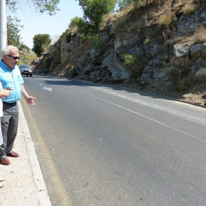 os Bomberos retiran varias rocas caídas frente al ‘Kiosko Base’ de la carretera del Valle