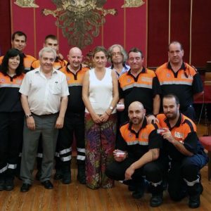a alcaldesa entrega las acreditaciones como miembros de Protección Civil a nueve voluntarios de la Agrupación de Toledo