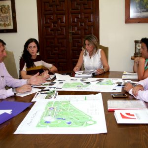 a alcaldesa repasa con la empresa concesionaria las mejoras de los parques, jardines y zonas verdes de la ciudad