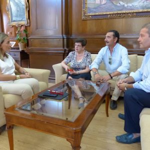ilagros Tolón recibe en el Ayuntamiento a los representantes de la Hermandad de la Virgen del Rocío de Toledo