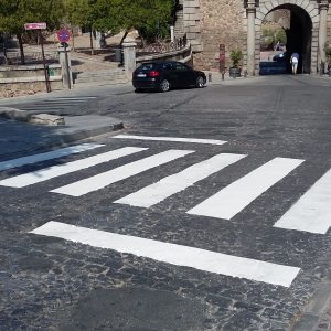 l Ayuntamiento de Toledo repasa la pintura de los pasos de peatones deteriorados que están próximos a entornos escolares