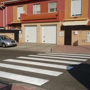 l Ayuntamiento de Toledo repasa la pintura de cerca de 40 pasos peatonales próximos a entornos escolares