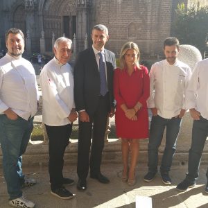 a alcaldesa recibe a los grandes chefs de Toledo para respaldar la candidatura de la ciudad como Capital Gastronómica en 2016
