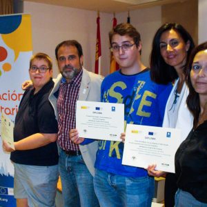 ateo asiste a la exposición ‘ReVélate por un barrio sin fronteras’ que organiza el Movimiento por la Paz