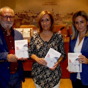 a alcaldesa presenta en la Biblioteca regional “Donde brotan las violetas”, primera novela de Carmen Manzaneque