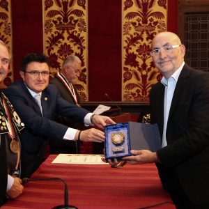 a Sala Capitular del Ayuntamiento ha acogido el nombramiento de los socios de honor de la Cofradía del Queso Manchego