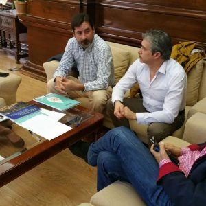 a alcaldesa se reúne con trabajadores despedidos del Museo del Ejército para transmitirles su apoyo y conocer su situación actual