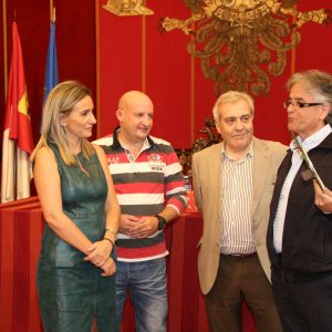 a alcaldesa entrega una placa y diploma a los voluntarios y el responsable de Protección Civil con motivo de su 25º aniversario