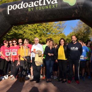 ilagros Tolón da la salida a los alrededor de 500 atletas de la I Carrera Solidaria “Campus a Través” organizada por la UCLM