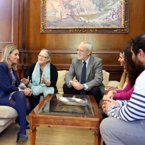 a Fundación Vicente Ferrer traslada a Tolón la labor que sus cooperantes realizan en una de las zonas más pobres del planeta