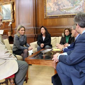 ilagros Tolón y el presidente de la Asociación de Transportistas de Viajeros de Toledo mantienen su primera reunión