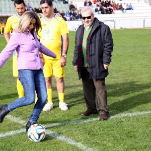 a alcaldesa realiza el saque de honor en el partido de fútbol benéfico organizado por Marsodeto y el Ayuntamiento de Toledo