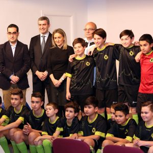 a alcaldesa muestra su apoyo al recién creado “Club Deportivo Futsal Imperial Toledo”, que hoy ha presentado a sus equipos
