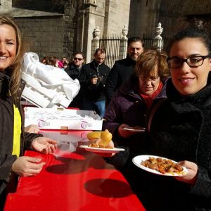 ás de dos mil personas participan en una degustación de Carcamusas con motivo de la Capitalidad Gastronómica