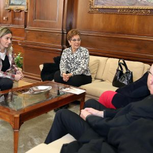 a alcaldesa recibe a miembros de Cáritas Diocesana para conocer sus futuros proyectos y potenciar lazos de colaboración
