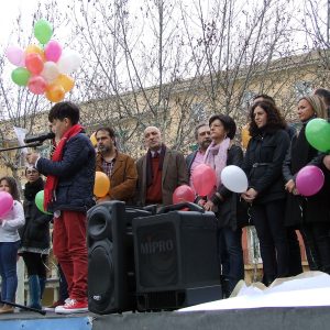 fanion y Ayuntamiento conmemoran el Día del Niño con Cáncer con juegos infantiles, lectura de manifiesto y suelta de globos