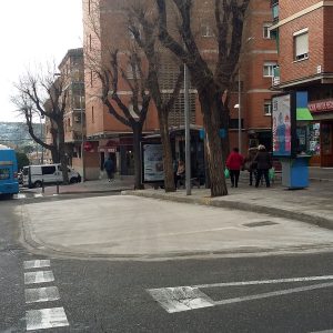 a parada del autobús urbano de la calle Lisboa vuelve a su emplazamiento habitual tras las obras de mejora del entorno