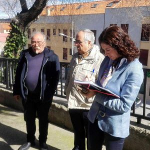 l Gobierno local toma nota de las necesidades de San Antón con los miembros de la asociación de vecinos “La Verdad”
