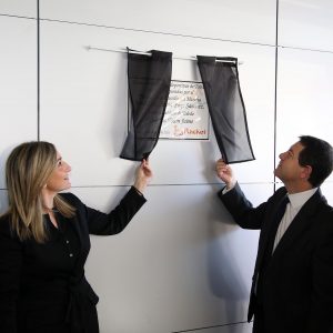 ilagros Tolón inaugura en el Polígono industrial la primera pista de hielo ecológico que se abre en Castilla-La Mancha