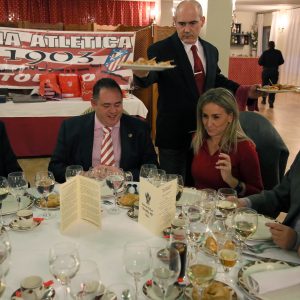 a alcaldesa de Toledo acompaña a la Peña Atlética 1903 con motivo de la cena de su XIII aniversario