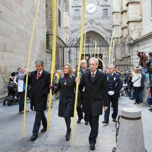 olón participa por primera vez como alcaldesa en la procesión del Domingo de Ramos que se celebra bajo mazas