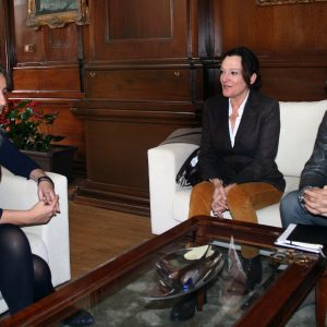 ilagros Tolón estudia con Cristina Iglesias la puesta en valor de los espacios que componen el conjunto escultórico “Tres Aguas”