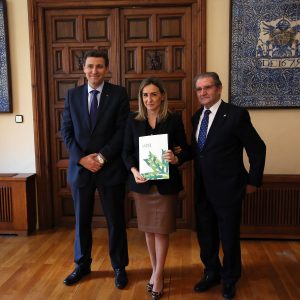 a alcaldesa recibe la Memoria Anual de Caja Rural Castilla-La Mancha de manos del presidente de la entidad financiera