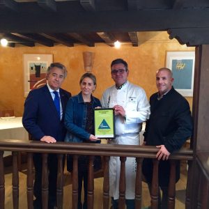 a alcaldesa entrega al Locum el sello MedDiet, que certifica los valores mediterráneos de la gastronomía toledana