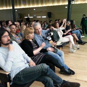 a emisión en directo del espacio de radio “Dial tal cual”, incluido en el programa “Entre Lunas”, congrega a cientos de jóvenes